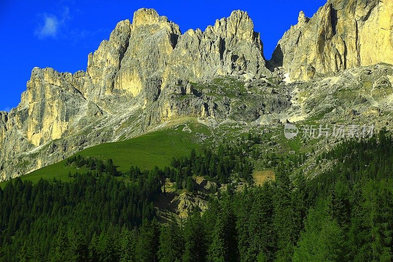 Langkofel, Dolomites sudtirol，山岩尖峰，Pordoi山口附近的科尔蒂纳